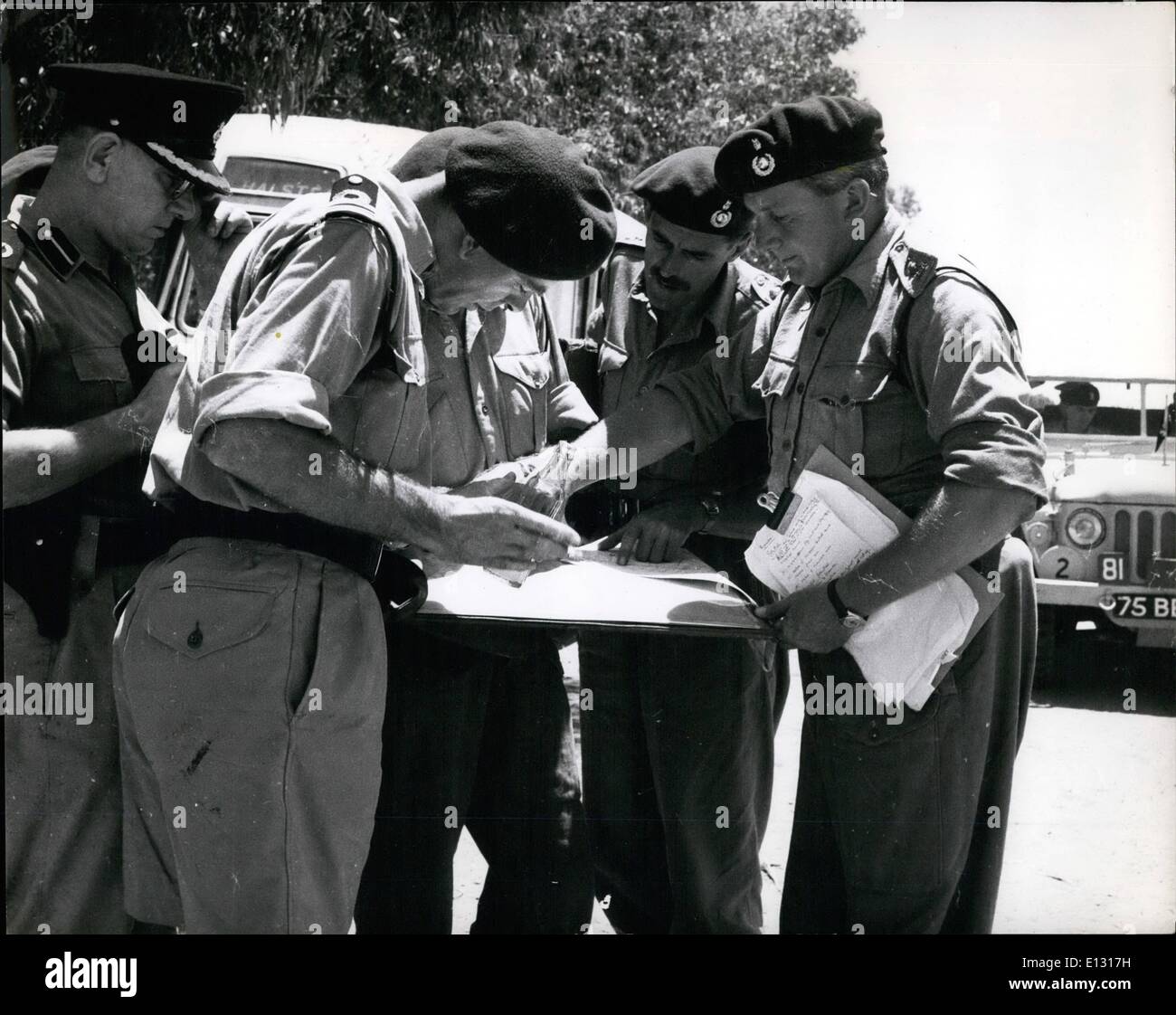 Febbraio 26, 2012 - Royal Marine Commando ufficiali consultare le loro mappe prima dell' inizio di un esercizio su Cipro. Imag Foto Stock