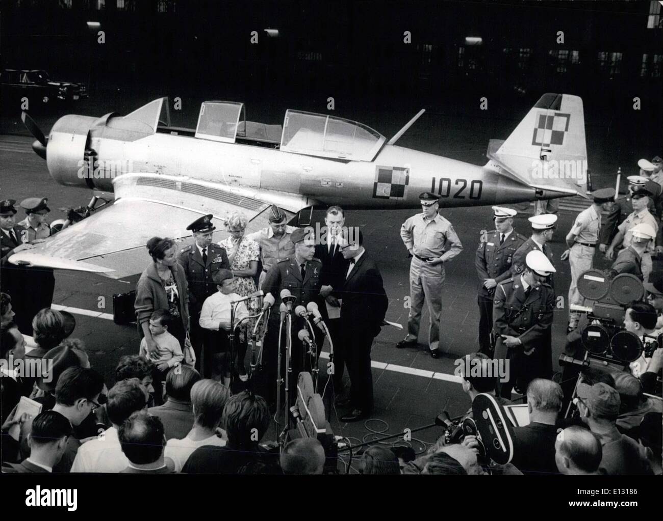 Febbraio 26, 2012 - Polacco importante scampato a Berlino Ovest. Con questo piano il polacco principali Richard Obcaz scappato dalla Polonia a Berlino Ovest. OPS:- La prima conferenza stampa presso l'aeroporto Tempelhof di Berlino Ovest. Foto Stock