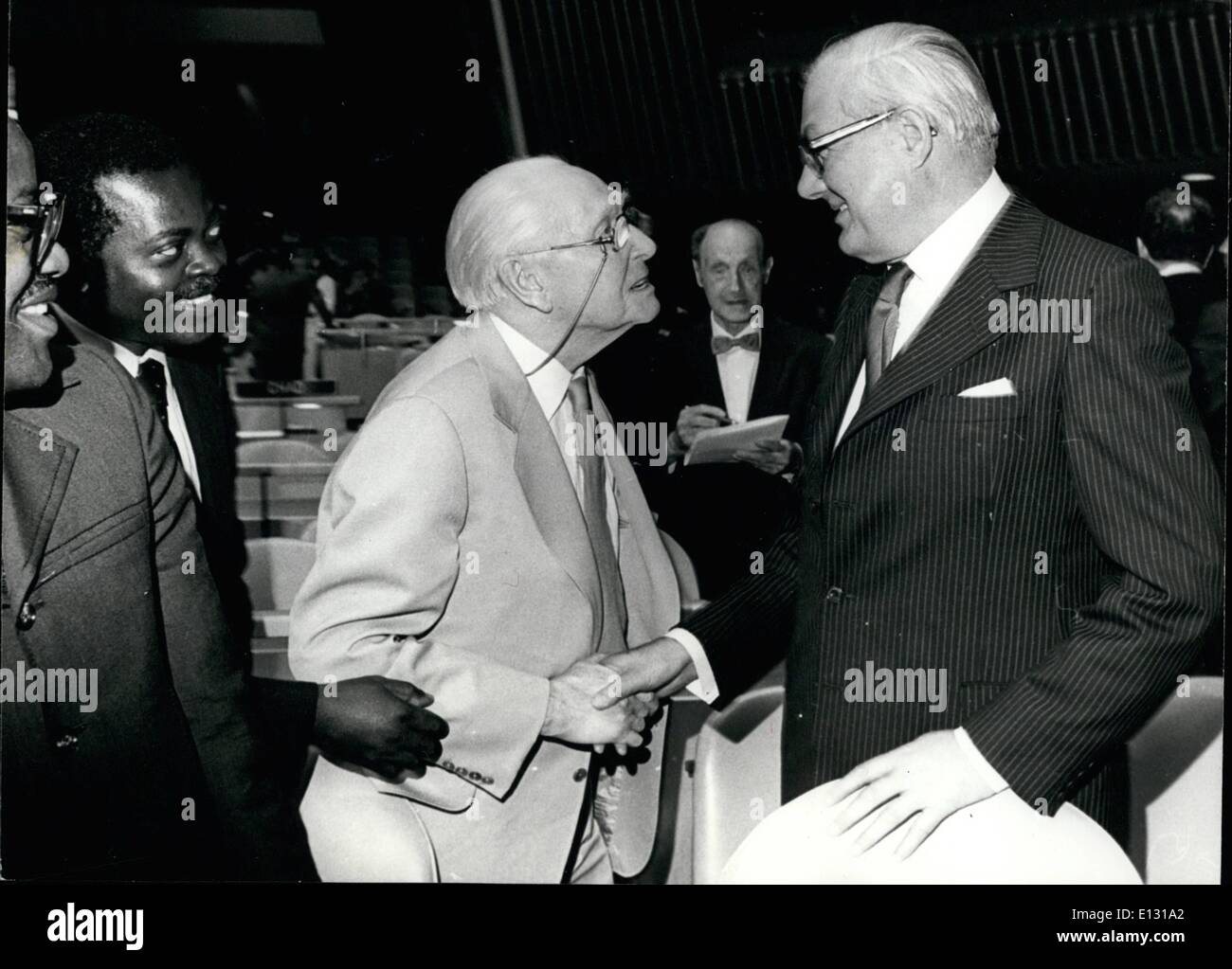 Febbraio 26, 2012 - Signore Noel-Baker ex delegato britannico alla lega delle nazioni la conferenza per il disarmo a Ginevra, 1936 incontra il Premier britannico James Callaghan al disarmo delle Nazioni Unite riunione. New York 6/2/78 Foto Stock