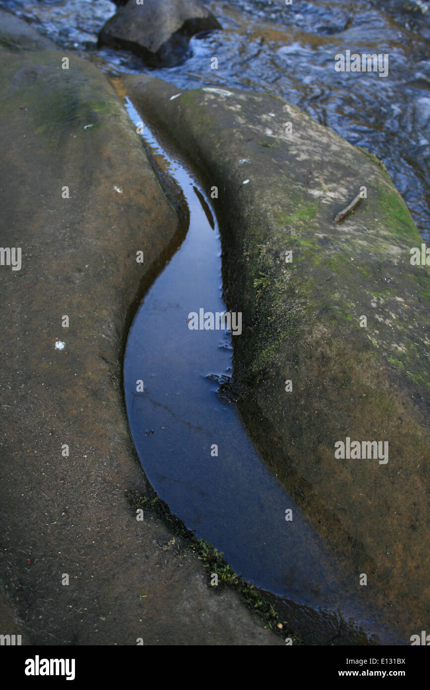 Forma di pietra tagliata dal fiume Foto Stock