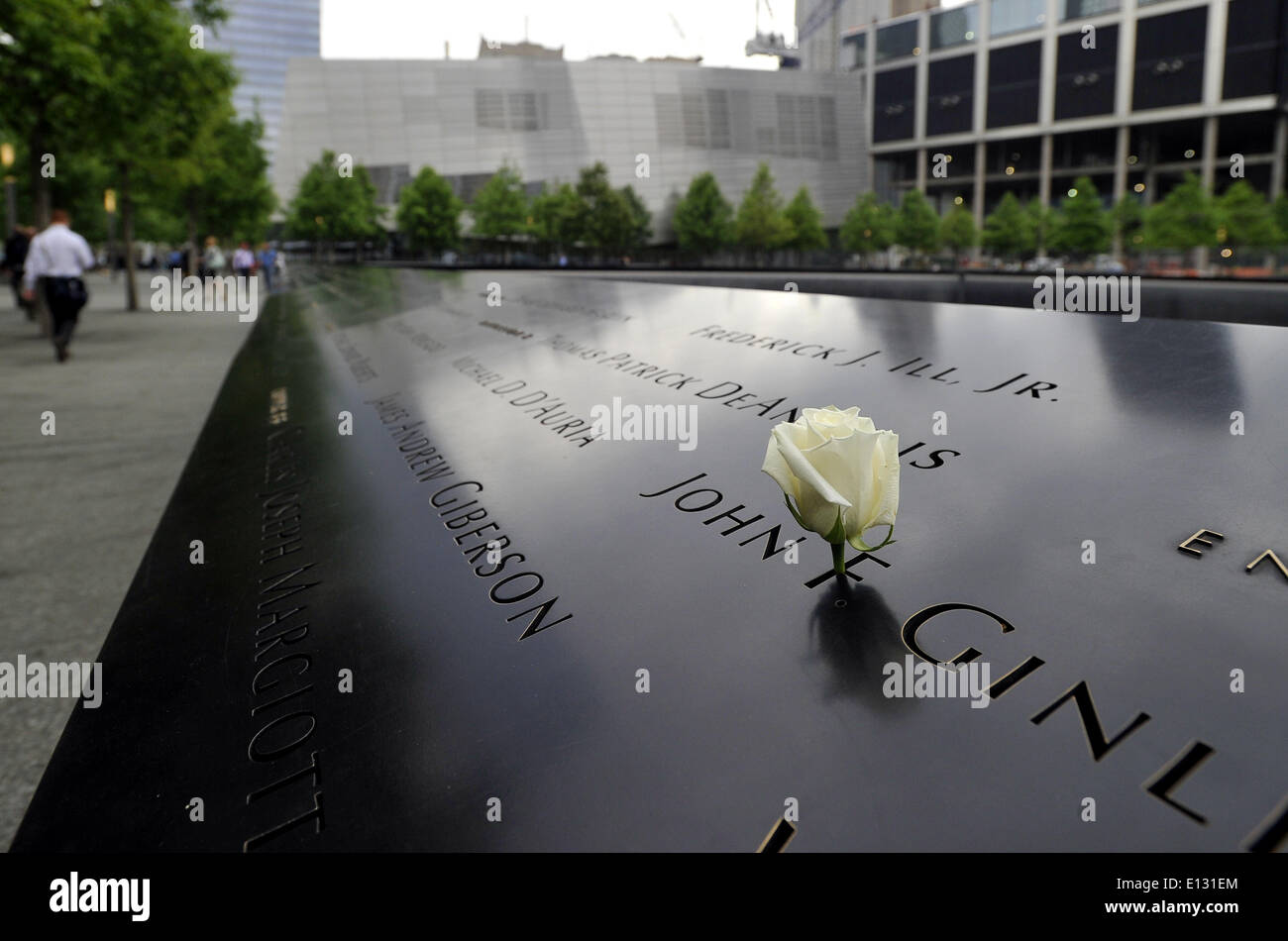 New York, Stati Uniti d'America. 21 Maggio, 2014. Un fiore è posto su un nome inciso lungo il sud piscina riflettente al Ground Zero di New York, Stati Uniti, 21 maggio 2014. Il National September 11 Memorial Museum il Mercoledì aperto al pubblico dopo un trasferimento di cerimoniale del National 9/11 bandiera, una bandiera americana che aveva volato a 90 West Street, adiacente a Ground Zero, per settimane dopo gli attacchi nella collezione permanente del museo. Credito: Wang Lei/Xinhua/Alamy Live News Foto Stock