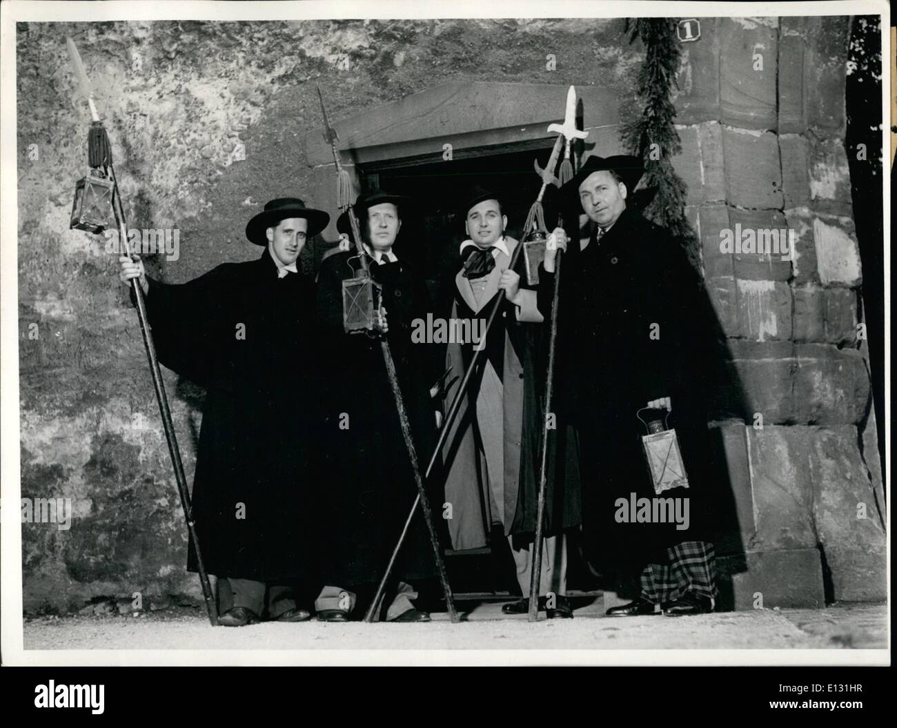 26 febbraio 2012 - Eltville del Reno celebra il festival Biedermeier. Come ogni anno, la vecchia città vinicola Eltville sul Reno festeggia di nuovo il suo festival Biedermeier questa domenica. Ospiti provenienti da tutta la Germania vengono a visitare questo tradizionale festival per quattro giorni uomini, donne e bambini indossano ostune Biedermeier, rianimando così questo periodo di circa 120 anni fa. La foto mostra un gruppo di cittadini di Eltville a Biedermeier . si imbatte nelle strade della città. Foto Stock