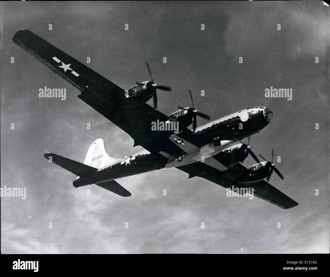 26 febbraio 2012 - Making A Milestone in Aviation History.: fotografato durante il primo volo di prova è l'americano A Force's Bosing B-29 che trasporta l'aereo A propulsione a razzo f , il Bell XS fino ad un'altitudine dove il piccolo aereo revolut è stato rilasciato per fare il segno nella storia dell'aviazione il B-29 ha raggiunto circa 7.000 piedi Goodlin pilit del  scalato attraverso la baia bomba del B-29 un ascensore appositamente progettato ed è stato alla porta del KS-1. il suo modo di entrare in contatto Foto Stock