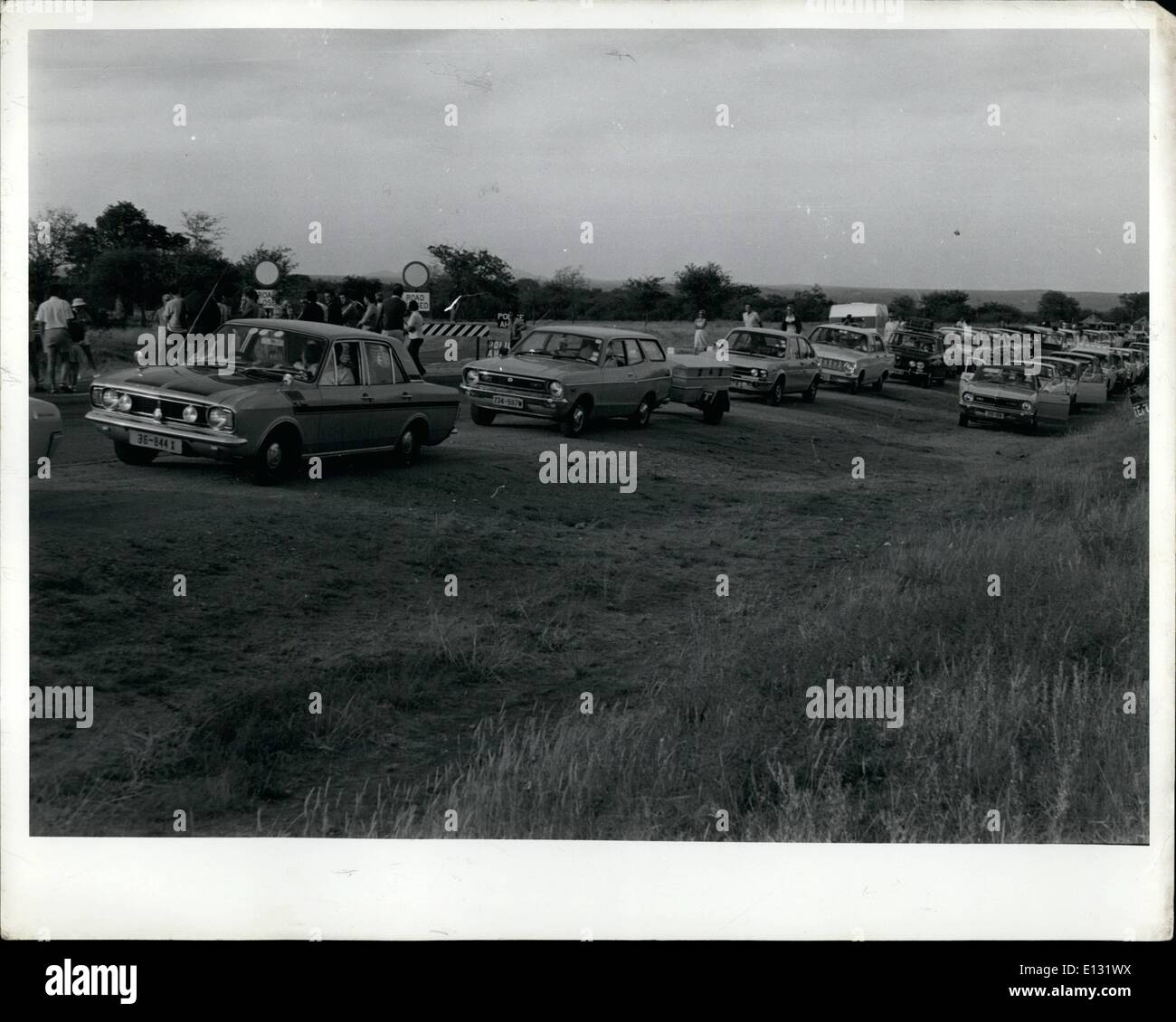 Febbraio 26, 2012 - traffico civile sulle autostrade rhodesiano in convoglio di assemblaggio di automobili per briefing militare a Messina, in Rhodesia gennaio 4,1979. Convoglio va 150 miglia da Fort Victoria. Foto Stock