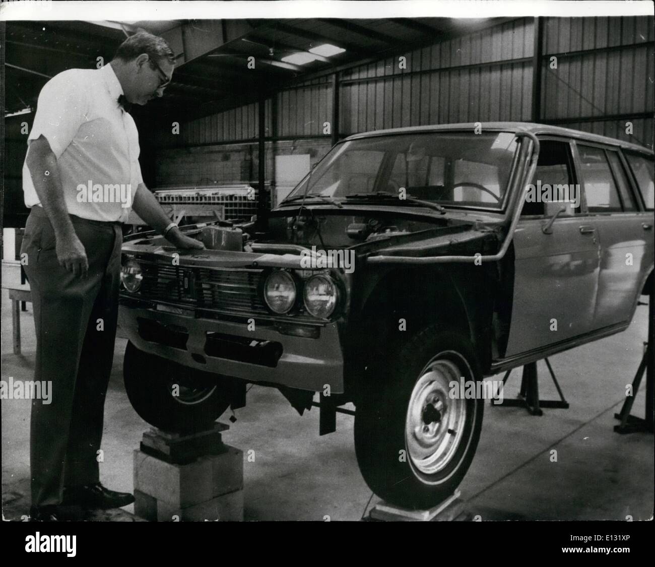 Febbraio 26, 2012 - STATI UNITI Inventore sviluppa il rivoluzionario motore Non-Pollution ingegnere-scienziato inventore Wallace L. Minto di Sarasota, Florida, ha sviluppato con successo un nuovo non inquinanti a motore per uso in automobili. La sua invenzione ha avuto tanto successo che il Datsun auto aziendale del Giappone hanno firmato un multi-milioni di dollari per la produzione di massa utilizzare nelle loro automobili. Il sistema motore è simile a quella di un motore a vapore tranne che trae il suo potere dal gas ad alta pressione che deriva dal riscaldamento fluoro-carbonio, una sostanza utilizzata come agente di raffreddamento nei frigoriferi Foto Stock