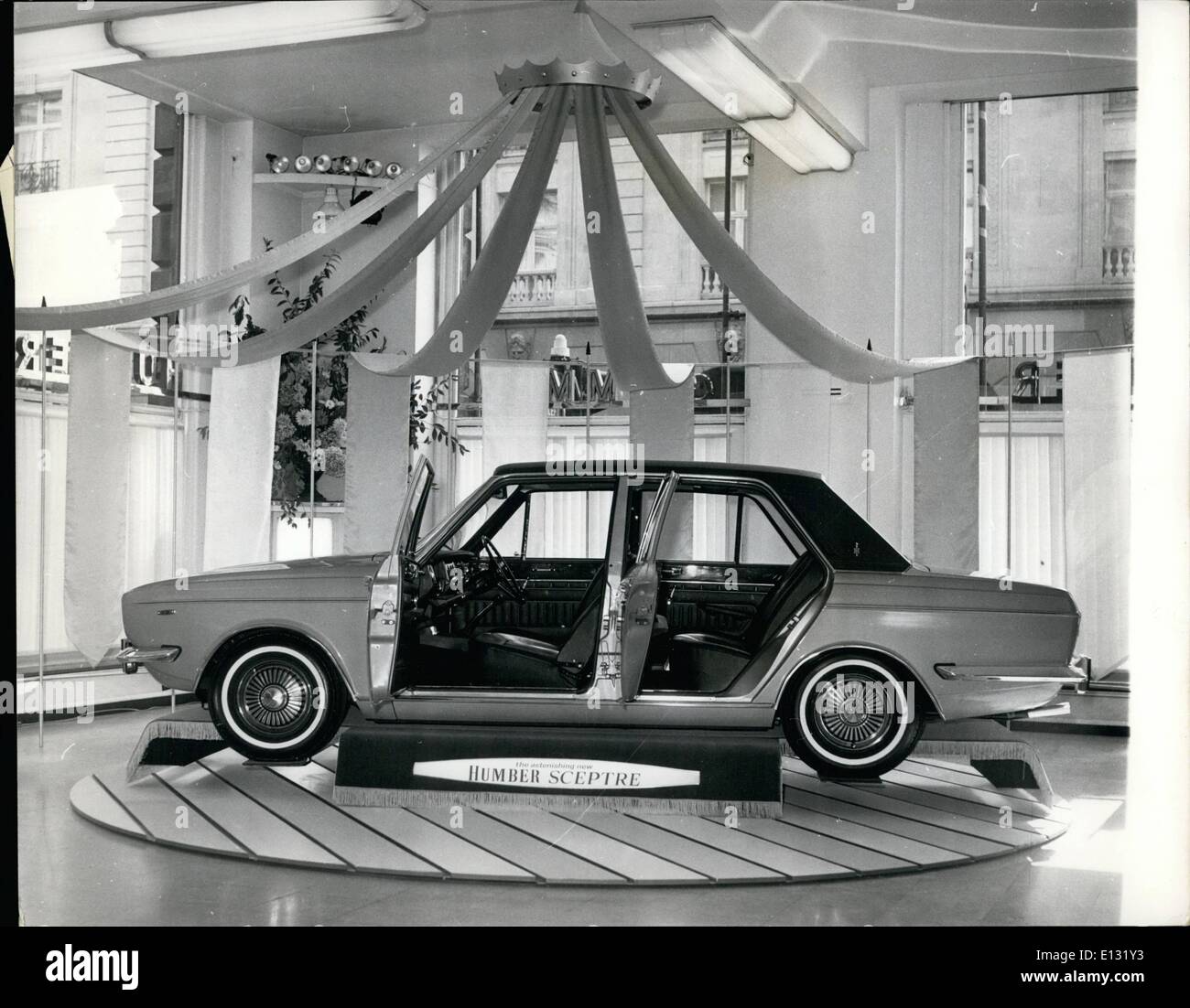 Febbraio 26, 2012 - Il nuovo Humber Sceptre un nuovo Humber Sceptre con distintivo stile internazionale, un eccellente ''tutti i round'' le prestazioni e un nuovo livello di lusso interno è introdotto dalla Rootes per 1968. Un nuovo doppio carburatore 94 b.h.p. versione di Rootes 1725 motore c.c. dà lo scettro accelerazione dell'ordine di da 0 a 60 mph in poco più di 12 secondi. Velocità massima capacità è fino a 97 mph e nuove tecniche di isolamento contro il rumore e le vibrazioni rendono scettro motoring rilassante il valore massimo ammissibile per velocità di crociera Foto Stock