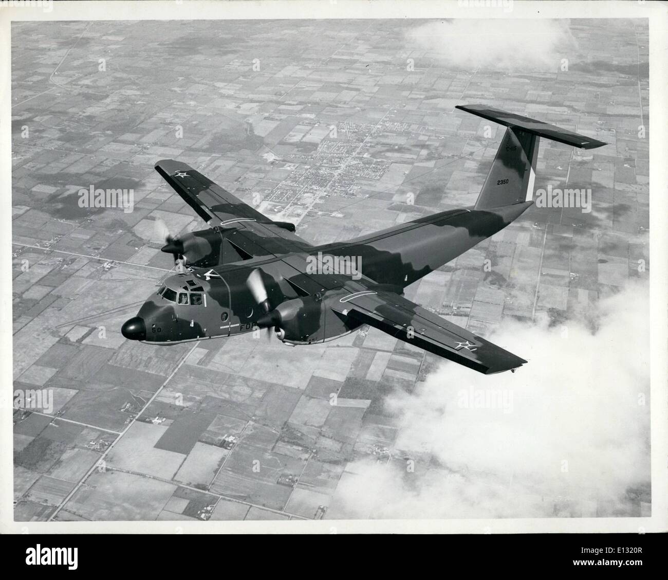 Febbraio 26, 2012 - Il primo del 12 de Havilland Canada Buffalo di aeromobili per la forza aerea brasiliana in volo su Downsview, Ontario. Il primo aeromobile su questo 22 milioni di dollari di esportazione per il Brasile è stato consegnato ufficialmente al brasiliano aria Attache a Ottawa il 31 maggio 1968. Il bufalo indiano è attualmente in servizio con forze armate canadesi. Foto Stock