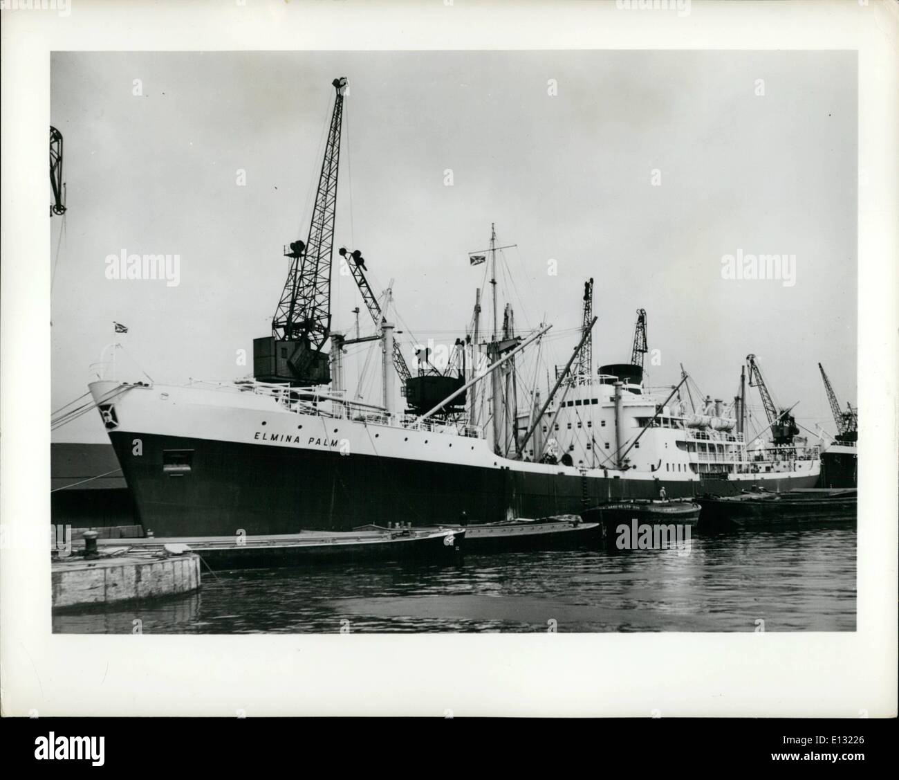 Febbraio 26, 2012 - alluminio nave una nuova nave da carico con tutta la sua struttura al di sopra del ponte e tutte le sue imbarcazioni di salvataggio di alluminio è stata costruita in Gran Bretagna. Ella è la Elmina Palm, caricato totale peso morto di 8,025 tonnellate lunghe. La zona in cui l'alluminio è stato usato pesa circa 32 tonnellate lunghe invece di 87 tonnellate lunghe. Mostra immagine:- l'alluminio nave Elmina Palm ormeggiato al Royal Albert Dock, Londra, prima di intraprendere il suo viaggio inaugurale. Costruttori: Swan, cacciatore e Wigham Richardson, Newcastle-su-Tyne, Inghilterra. Foto Stock