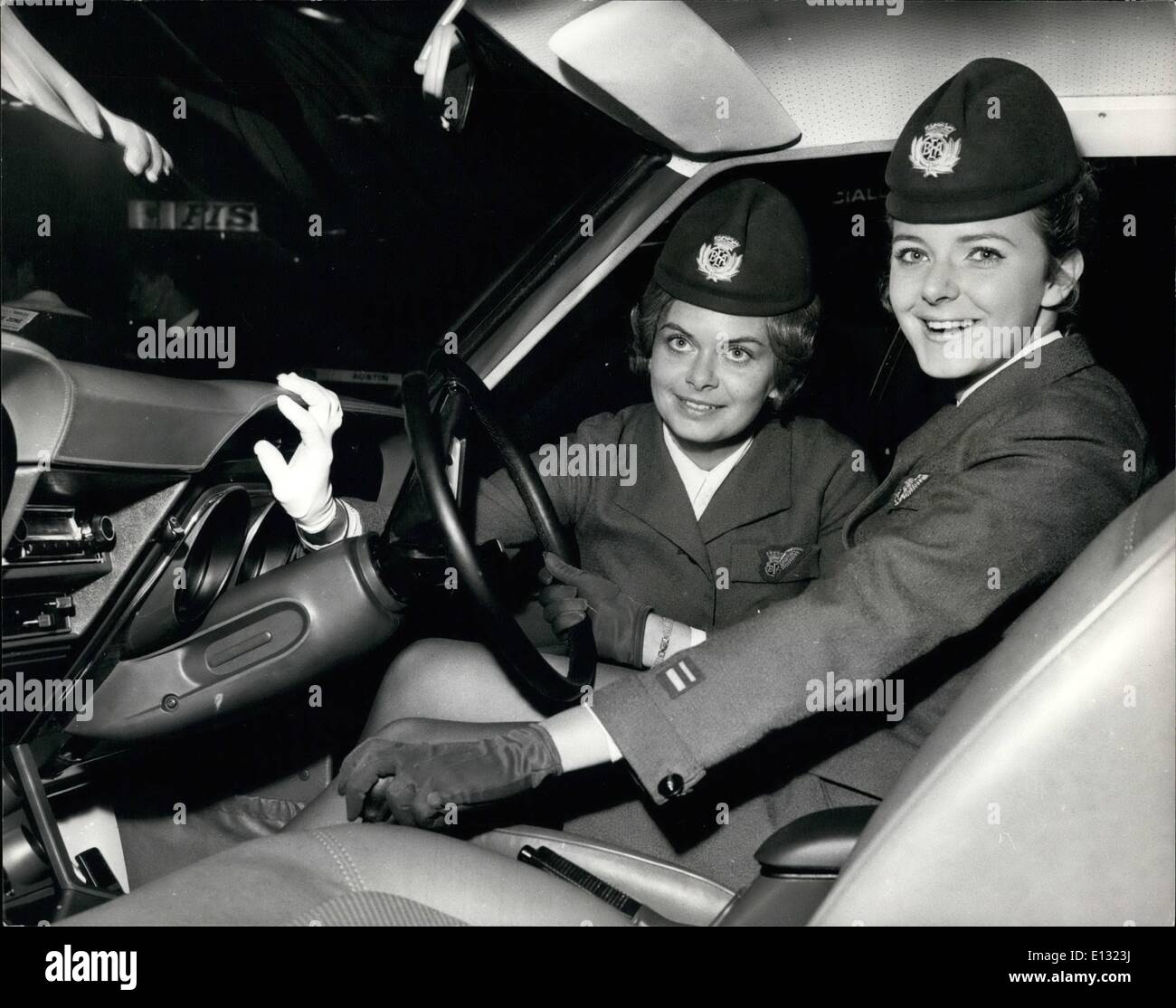Febbraio 26, 2012 - per la pubblicazione sarà il primo premio Bea personalità del concorso ragazza. una ragazza Bea sarà uno dei primi a possedere la nuova Ford Cortina. Un Cortian 2000 GXL sarà il primo premio in compagnia della personalità di concorso ragazza, il fail della quale è a novembre. Tutte le ragazze impiegate dalla compagnia aerea del Regno Unito sono ammissibili per la personalità ''71 Concorso, il vincitore del quale spende un anno frequentando il ricevimento e le funzioni in patria e all estero per conto della compagnia aerea Foto Stock