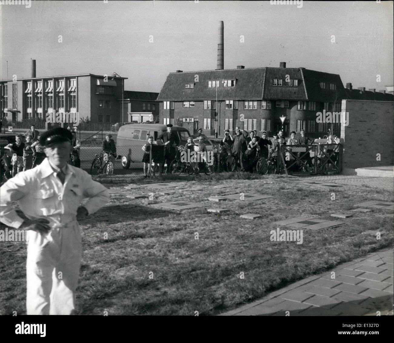 Febbraio 26, 2012 - Europa in elicottero Età: i bambini si riuniscono intorno al perimetro di un eliporto di Maastricht per osservare gli aerei Hoverling, decrescente e sollevamento per il loro movimento laterale di altezza. Foto Stock