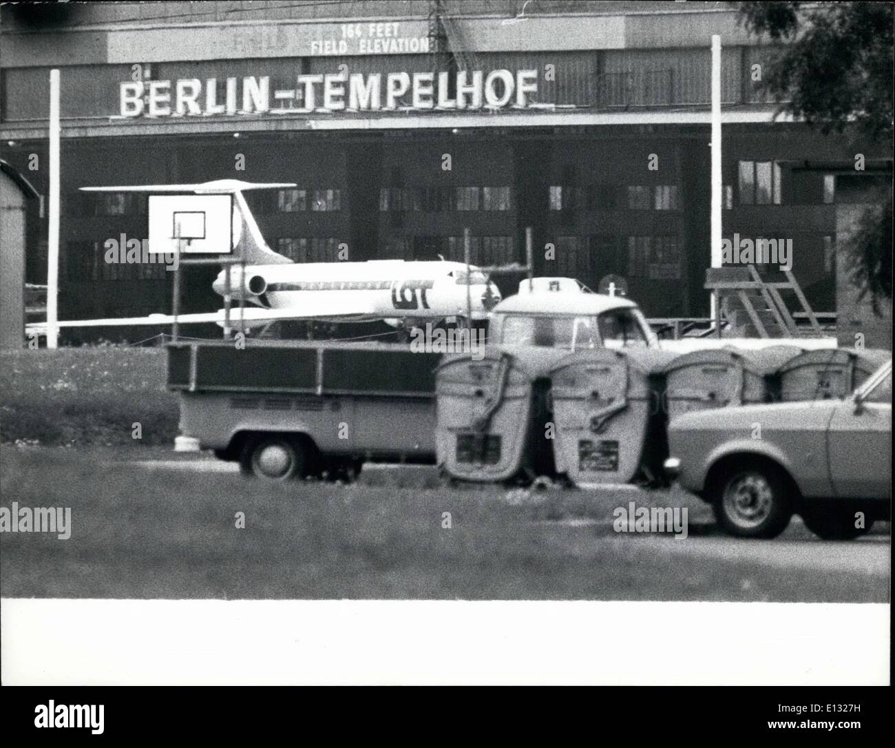 Febbraio 26, 2012 - aereo polacco hi-sollevato a Berlino-ovest da un cittadino dell oriente - Germania : dieci cittadini della RDT fanno uso di hi-martinetto di scampati dalla RDT. Il piano del polacco battenti imprese erano molto sul volo da Danzica/RDT di bicchieratura-est con 60 passeggeri a bordo. Il cockpit -equipaggio fu costretto a portare verso il basso la in aereo a Berlino-ovest. Lì, il rapitore rivolto al segreto americano - servire. Nel pomeriggio la macchina tornò a Berlino - Oriente. La foto mostra il hi-sollevato in aereo, un sovietico-macchina di tipo tu 134. Foto Stock