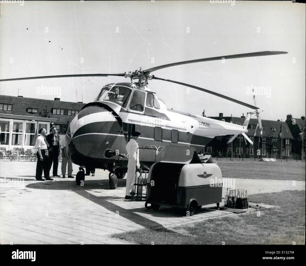 Febbraio 26, 2012 - EuropeÃ¢â'¬â"¢s servizio elicottero in azione: Halt per il rifornimento di carburante a Maastricht Ã¢â'¬â€oe i passeggeri che viaggiano su Foto Stock