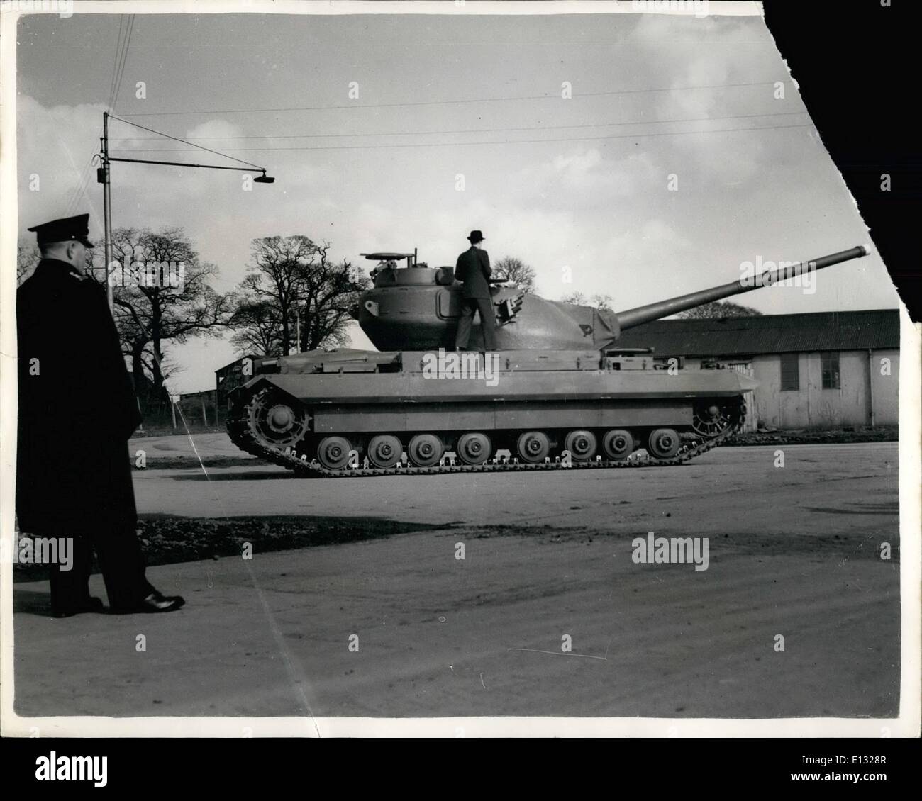 Febbraio 26, 2012 - Foto mostra uno della polizia di sicurezza mantiene la protezione sopra il serbatoio nuovo durante la manifestazione di oggi a Leeds. Foto Stock