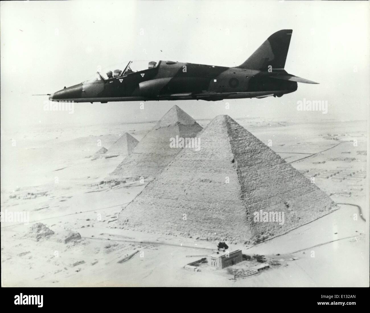 Febbraio 26, 2012 - Hobnobbing con le piramidi di questa spettacolare vista aerea mostra un nuovo HAWKER SIDDELEY Hawk volare alto con la Foto Stock