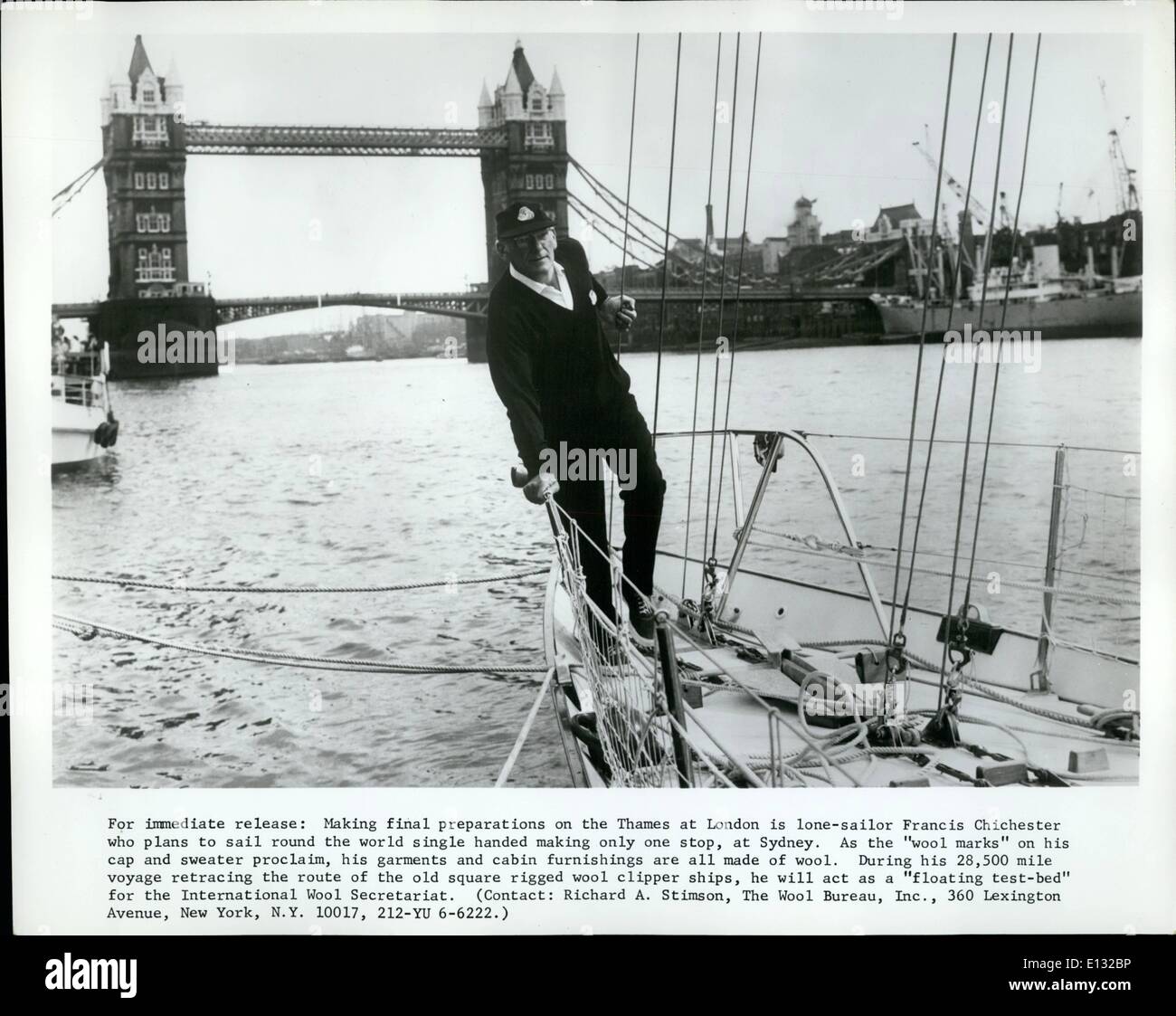 Febbraio 26, 2012 - Per il rilascio immediato: facendo preparativi finali sul Tamigi a Londra è lone-sailor Francis Chichester whi piani a vela in giro per il mondo in una mano sola effettuando una sola fermata, a Sydney. Come ''segni di lana'' sul suo cappuccio Felpa e proclamare le sue vesti e arredi di cabina sono tutti realizzati in lana. Durante la sua 28.500 miglia di viaggio ripercorrendo il tracciato della vecchia piazza lana truccate clipper, egli agirà come un ''floating test-bed'' per l'International Wool Secretariat. (Contatto: Richard A. Stimgon, la lana Bereau, Inc., 360 Lexington Avenue, New York, N.Y.10017, 212-YU 6-6222 Foto Stock