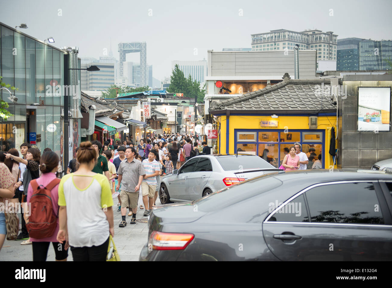 Ronzio Samcheong-dong Street a Seoul, Corea del Sud con molte persone che camminano per le strade Foto Stock