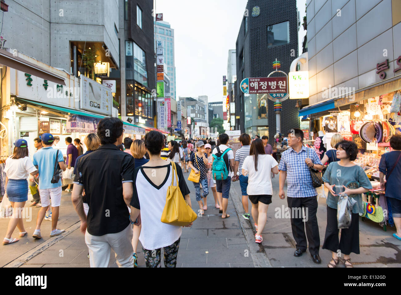 Ronzio Samcheong-dong Street a Seoul, Corea del Sud con molte persone che camminano per le strade Foto Stock