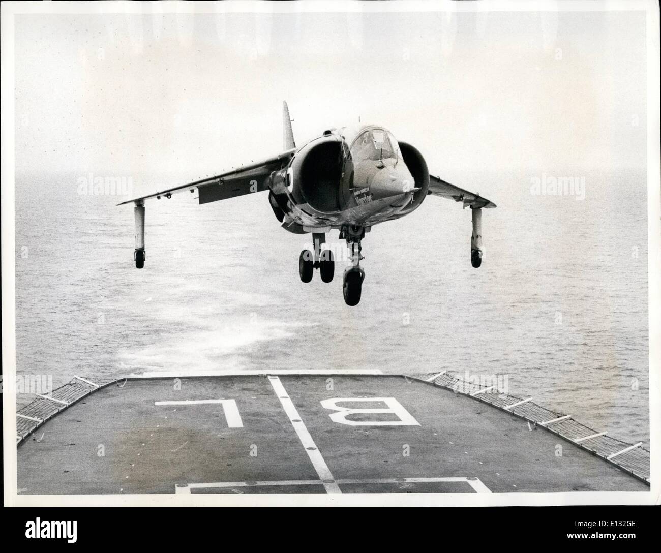 Febbraio 26, 2012 - VTOL Fighter terre in HMS Blake. La HAWKER SIDDELEY Harrier chiudi supporto jet fighter atterraggio sul ponte di volo dell'incrociatore HMS Blake durante le prove nel weekend del 2°/3° agosto. Queste prove sono state il risultato di una direttiva da parte del Ministero della difesa per il MOD (Marina) per studiare l'applicazione dell'Harrier per operazioni dalle navi nella metà degli anni settanta. Il velivolo è stato volato da Dunsfold airfield in Surrey dal Capo pilota di prova della HAWKER SIDDELEY Aviation Ltd. (Dunsfold), il sig. Hugh Merewether, di HMS Blake che era operativo appena a sud est dell'Isola di Wight Foto Stock