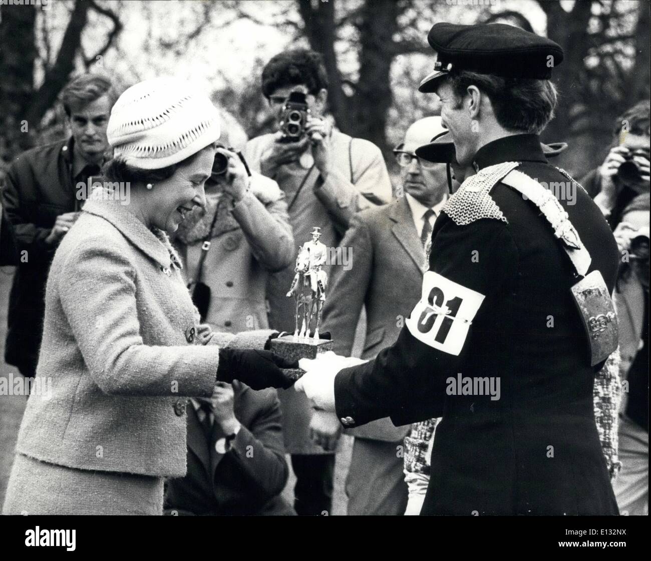 Febbraio 26, 2012 - Sua Maestà la Regina presenta i vincitori del trofeo a Mark Phillips - il suo futuro genero?? Per il secondo anno consecutivo ha vinto il trofeo di Whitbread al Badminton Horse Trials. Foto Stock