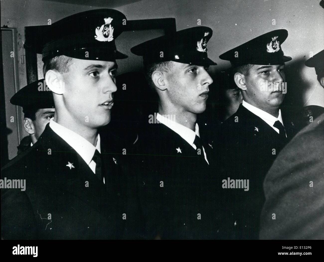 Febbraio 26, 2012 - Roma, 5 dicembre 1963. Il principe Amedeo D'Aosta raffigurato all'Accademia Navale di Livorno durante la cerimonia del giuramento. Il suo fianc&eacute;e la principessa Claudia di Francia ha partecipato alla cerimonia con la suocera di essere Duchessa Irene di Grecia. Foto Stock