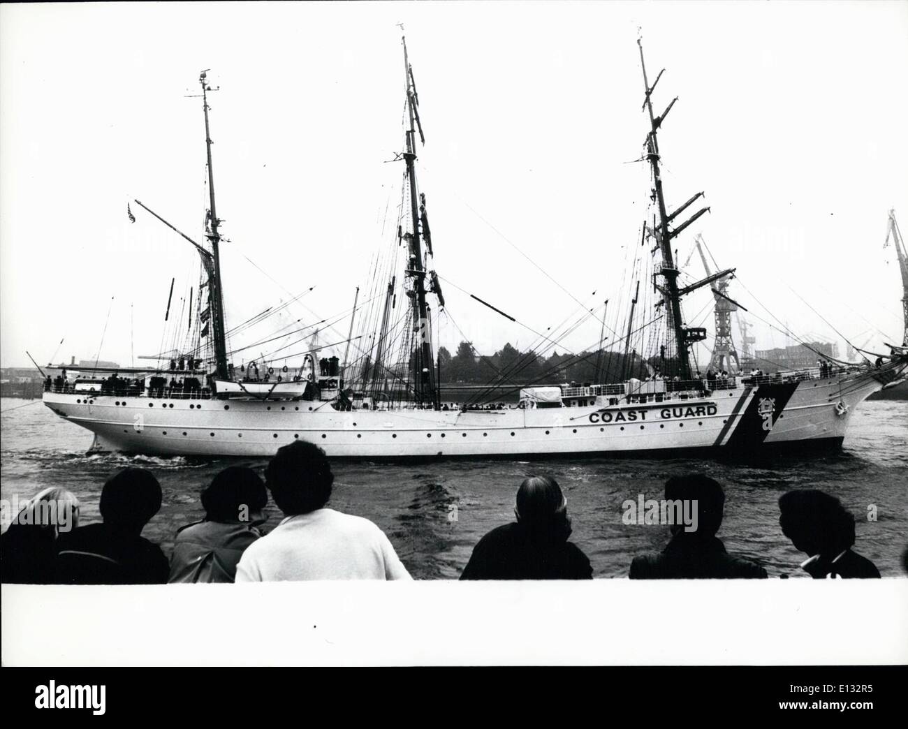 Febbraio 26, 2012 - vela americano di formazione-nave ''aquila" torna alla sua nativa città di Amburgo: la formazione americana-nave ''Aquila" è tornato ad Amburgo dove è stato aperto al pubblico nel corso di tre giorni. La nave che era stato lanciato come ''Horst Wessel'' dalla Blohm Voss+ dockyard n 1936, fu dato alla American Coast Guard nel 1946. Con tutte le sue vele impostate, ''aquila" ha una capacità di vela di 1975 metri quadrati. Ella è lungo 90 metri e lo spostamento di quantità di acqua 1784 tonnellate Foto Stock