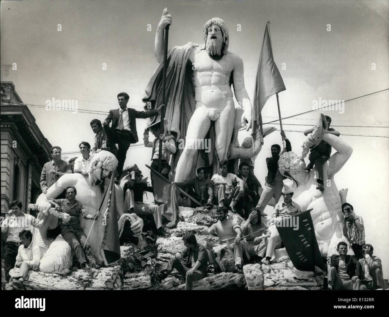 Febbraio 26, 2012 - Lavoro protesta in Roma. Una stima di 100.000 persone bloccato a Roma per i raduni di chiamato dalla nazione i tre principali sindacati per chiedere più soldi e potere. I leader del lavoro sono state allietate come hanno assalito il governo per ritardare il passaggio della normativa per la riforma sociale, chiamato per una retribuzione maggiore e chiesto più potenza per il lavoro organizzato. OPS:- una delle statue in Piazza del Popolo....partecipando alla riunione. Foto Stock