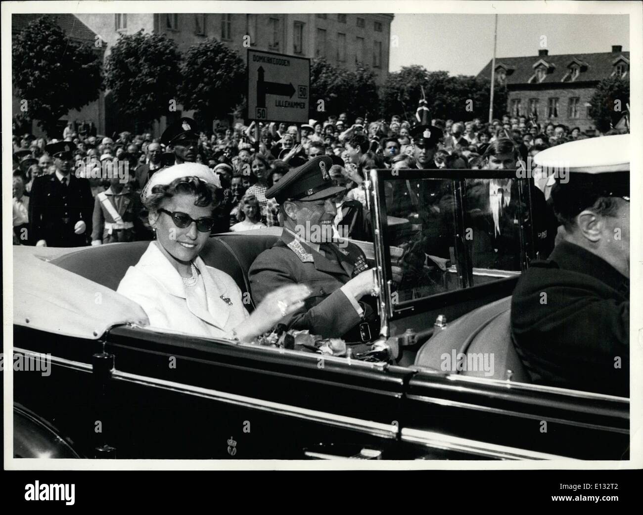 Febbraio 26, 2012 - Il 16 giugno H.M. Il Re Olav V di Norvegia inizia il suo viaggio da Oslo a Trondheim, dove i vescovi della Norvegia - il 22 giugno - sarà chiamata verso il basso una benedizione su di lui in Nidarosdomen (Cattedrale di Trondheim) dove l'incoronazione del Re defunto Haakon VII ha avuto luogo il 22 giugno 1966. H.M Re Olav V ha lasciato la sua residenza, Skaugum vicino a Oslo, insieme con la sua figlia S.A.R. La principessa Astrid nella mattinata del 16 giugno per iniziare il suo viaggio in tutta la Norvegia meridionale Foto Stock