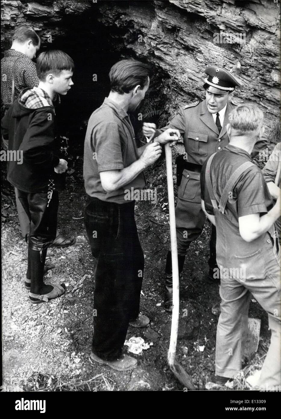 Febbraio 26, 2012 - Bambini-assassino è stato catturato - quattro omicidi ha fatto dichiarare il 2o anni macellaio Jurgen Bartsch, dopo -l'indagine penale dipartimento, il 21 giugno, 1966, a 6Ã¢â'¬Å¾3o o'clock, aveva arrestato presso la casa dei suoi genitori, che aveva adottato il di lui come un periodo di sei mesi di età bambino. Hot divenne la traccia per la polizia quando sull ultimo weekend a quattordici anni lavoratore temporaneo da Wuppertal era sfuggito dalle mani di questo terribile assassino. Bartsch decoyed aveva di lui in un ex raid aereo prop, dove egli ha abbattuto e ferito lui Foto Stock