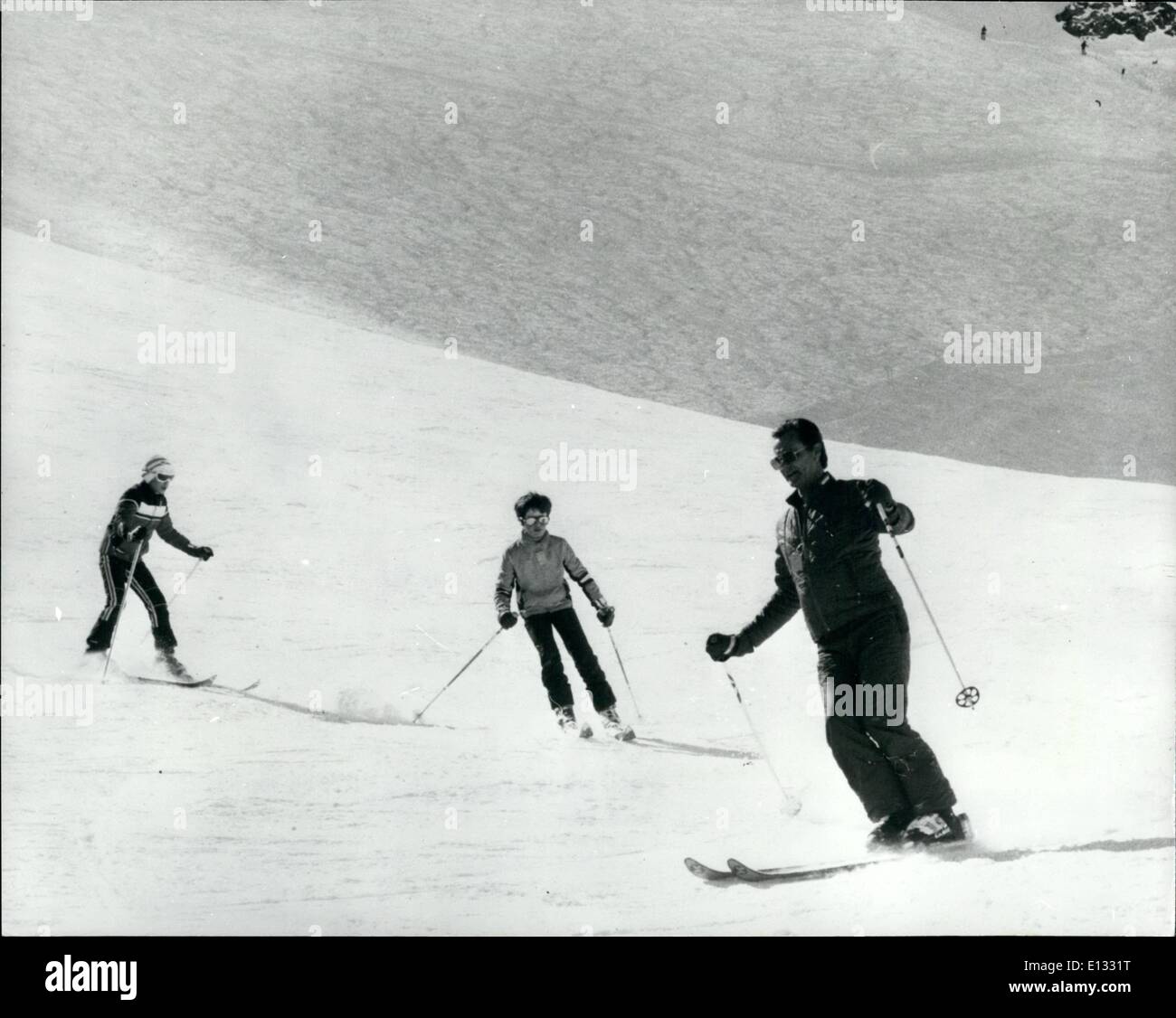 Febbraio 26, 2012 - La famiglia reale danese di sci in Francia la Famiglia Reale danese ha recentemente pagato una visita privata a Megeve, il francese in esclusiva per gli sport invernali, per una vacanza di sci. Il principe Henrik è molto competente appassionato di alpini, mentre la regina Margrethe, che celebra il suo quarantesimo compleanno il 16 aprile, preferisce Nordic sci di fondo. I loro due figli, il Principe Frederik e il principe Joachim, seguire'esempio del loro padre, godendo il brivido di una discesa Foto Stock