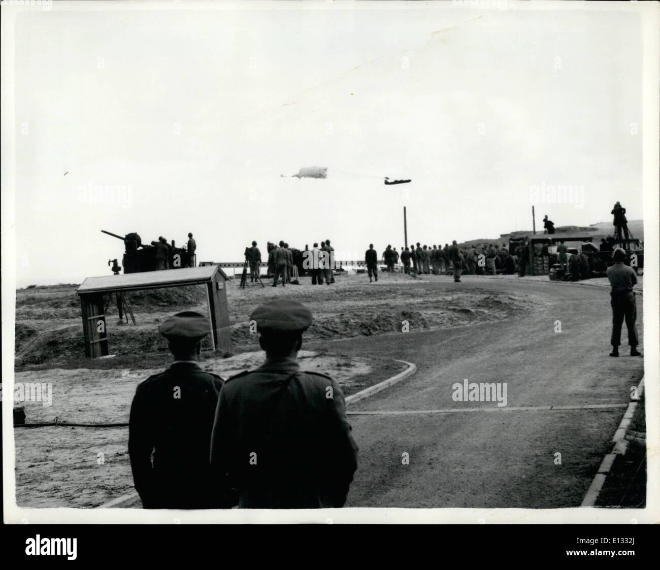 Febbraio 26, 2012 - Dimostrazione dell'U.S. Esercito è di nuovo 75 mm. Spazzacielo anti-aerei pistola. L'esercito degli Stati Uniti è di nuovo 75 mm spazzacielo, un grosso calibro automatico anti-aerei arma di artiglieria è stata cotta a radio controllato e obiettivi di traino prima di alta classifica esercito britannico funzionari e membri della pressa a Weybourne, Norfolk, oggi. La nuova pistola che può individuare e tenere traccia degli aerei in avvicinamento come lontano come 15 miglia, è in grado di sparare sul sconfiggere i bersagli aerei lontani come quattro miglia Foto Stock