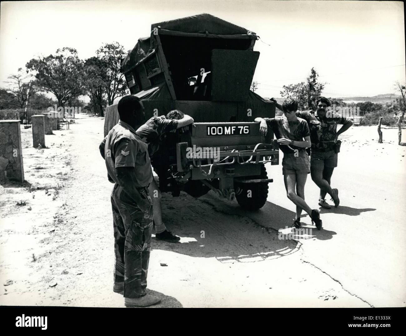 Febbraio 26, 2012 - Rhodesia: Rhodesia soldati attendere per gli ordini nei pressi della loro miniera-protetta, Rhodesiano carrello integrato noto dai militari come RhinoÃ Foto Stock