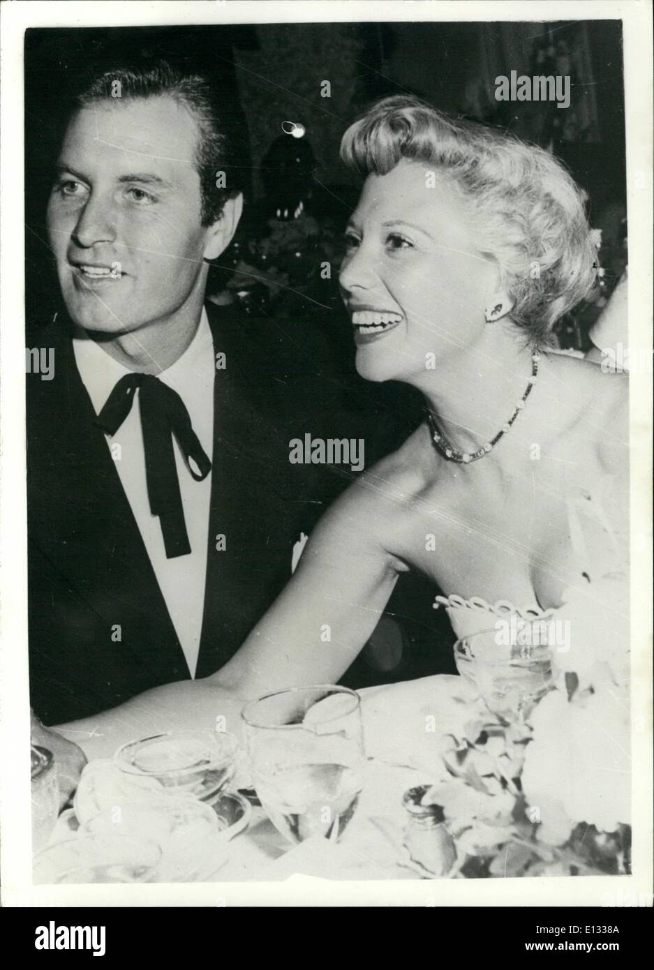 Febbraio 26, 2012 - sono chiamati ''Holly Wood è più felice della coppia ' Dina Riva e marito George Montgomery. ha affermato di essere ''Hollywood''s più felice della coppia' e che agiscono come se fossero ancora in luna di miele sono Dina riva e qui comboy star marito George Montgomery - visto quando hanno partecipato a un partito in Hollywood di recente. Foto Stock