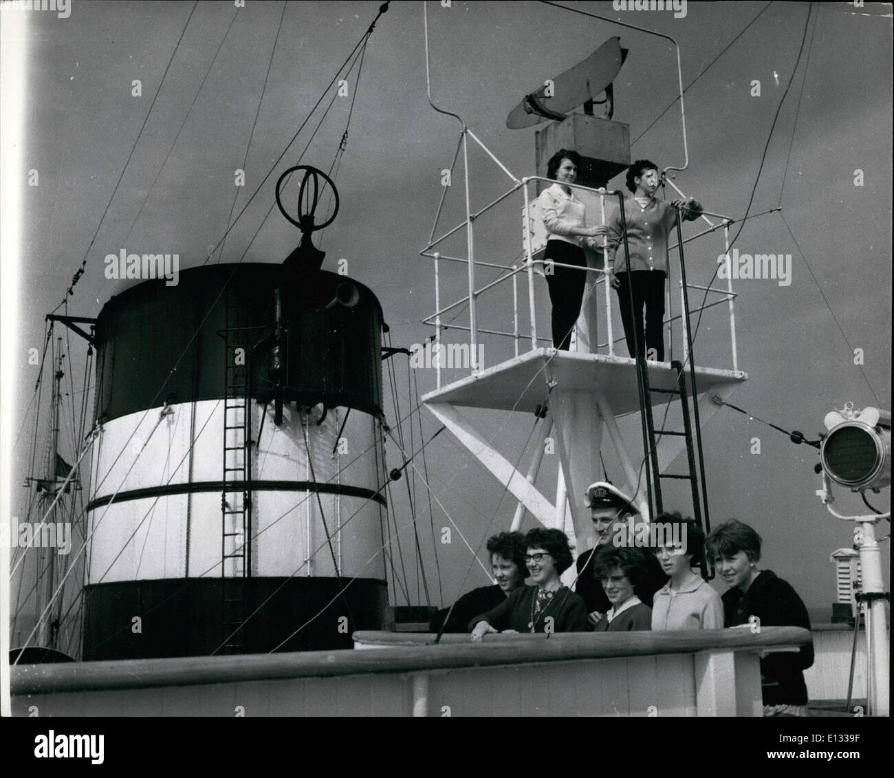 Febbraio 26, 2012 - classe per le ragazze sul ponte superiore con il deck officer lezioni. Foto Stock
