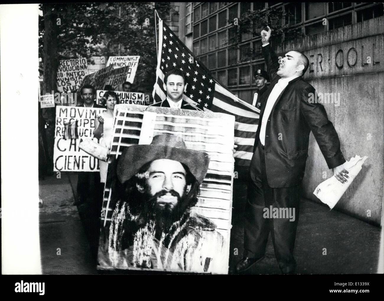 Febbraio 26, 2012 - Dimostrazione contro Chruschtschow in visita a Cuba. Il 30 anno vecchio Carlos Rodriguez, presidente di un movimento contro la Rivoluzione cubana ha dimostrato di fronte alla sede dell'ONU sovietica la delega in Park Avenue di New York contro il vicino a visitare il sito web dell'Unione Sovietica il Primo Ministro Chruschtschow a Cuba. I membri del Movimento silenziosamente portato bandiere e poster. Keystone Monaco di Baviera, Giugno 9th, 1960 Foto Stock