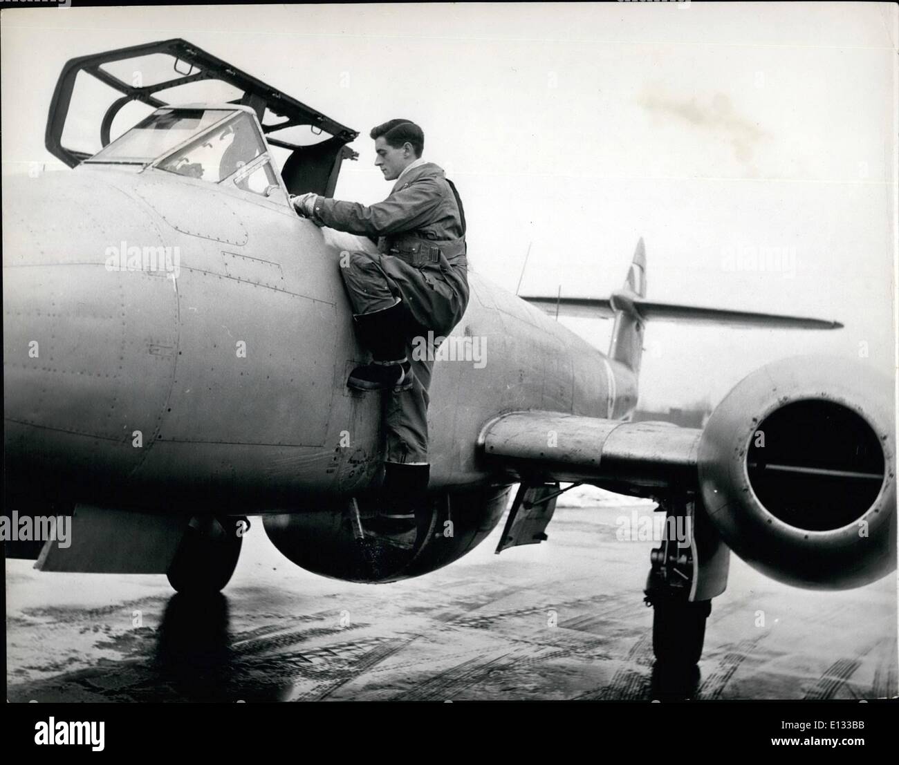 Febbraio 26, 2012 - formazione degli equipaggi per il Canberra: Il futuro pilota riceve la sua formazione iniziale a Bassingbourn sul Meteor Mk. 7. Qui P/O. R.M. Hargreaves salite a bordo per il suo primo volo di formazione. Foto Stock