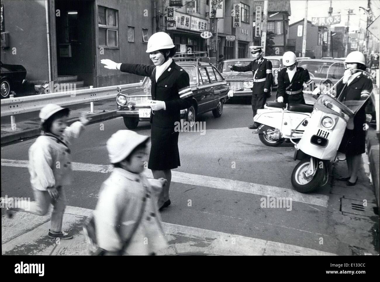 Febbraio 26, 2012 - femminile su scooter sono ora in giro per la città in Shinjuku di Tokyo, per il nuovo anno di pattuglia di estremità. Essi sono Foto Stock