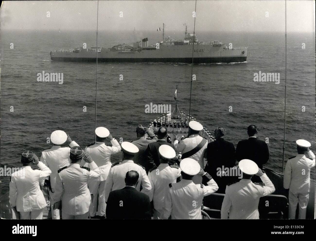 Febbraio 26, 2012 - Grande Marina Francese sfilano davanti a Oran.: una grande parata navale è stato tenuto spento Oran del porto di ieri. 82 navi sfilavano davanti all'Admiral Cruiser ''Colbert'' mostra fotografica: a bordo della ''Colbert'' durante la parata, da sinistra a destra: Ammiraglio Auboyneau - M. Delouvrier (delegato del governo francese in Algeria) - M. Guillaumat, Eserciti francese il ministro - M. Le Bigot - Admiral Nomy - Lavaud generale. Sullo sfondo il Antiaerian Cruiser ''De Grasse' Foto Stock
