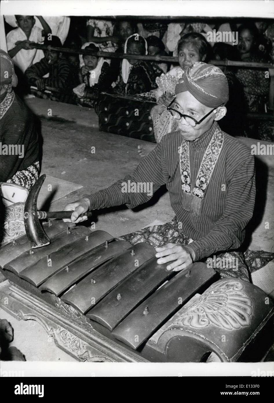 Febbraio 26, 2012 - un musicista Jogjakarta suona uno strumento simile a un Xyle hone, ma batte con un martello realizzato dalle corna di un bue. Foto Stock