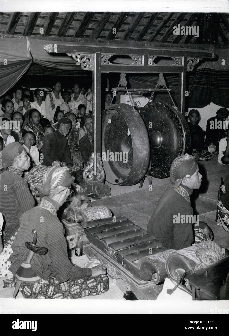 Febbraio 26, 2012 - gli antichi strumenti della ''gamelin'' orchestra churn out la musica affascina la gente locale e li attraggono alla moschea reale. Foto Stock