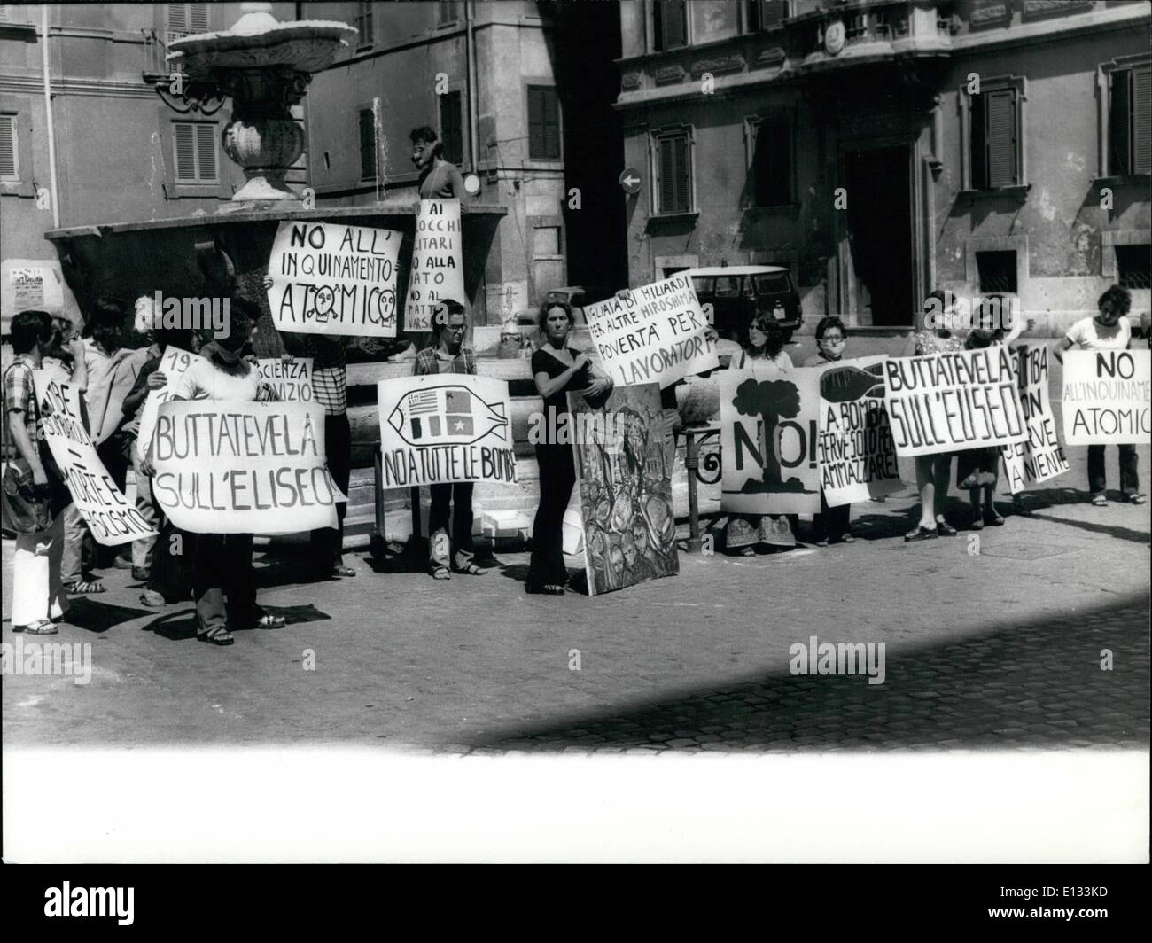 Febbraio 26, 2012 - Onda di Calore non impedisce la dimostrazione. A ROMA.: Nonostante la terribilmente caldo uno del politico italiano Paty membri state dimostrando contro i francesi la bomba atomica esperienza nel Pacifique. La polizia non aveva alcun motivo arrestare Thek tutto finito in dieci minuti. Foto Stock