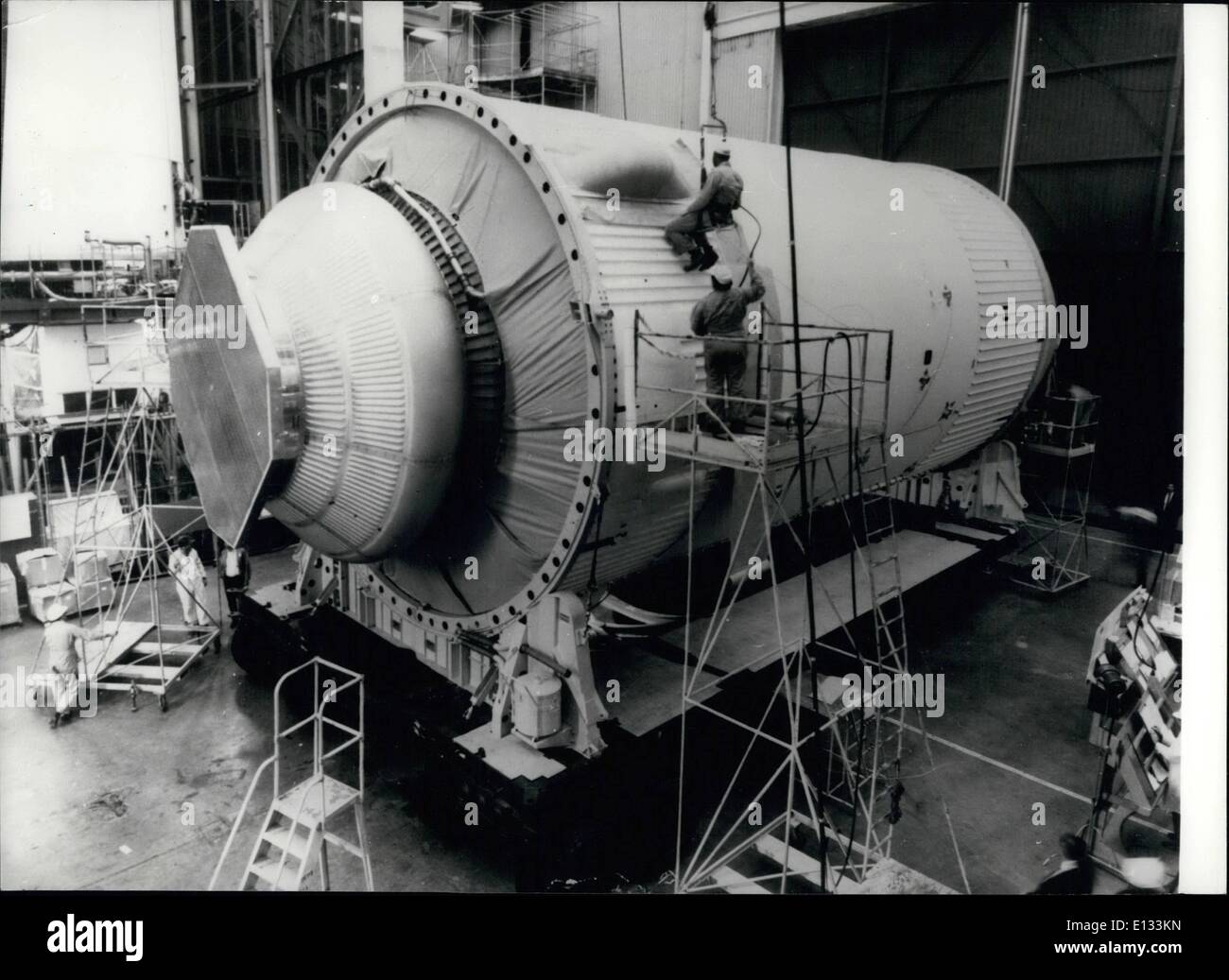 Febbraio 26, 2012 - Skylab prende forma: i tecnici a Huntington Beach, California, preparare una completa versione di questo Skylab. Lo stadio sarà sottoposto a acustico, le vibrazioni e le forze statiche paragonabili a quelli durante la fase di lancio e orbita. Si tratta di una simulazione strutturale di effettiva Skylab workshop nel quale gli equipaggi di astronauti permetterà di vivere e di lavorare per periodi fino a 56 giorni in orbita intorno alla terra. Bottega sotto lo sviluppo a McDonnell Douglas, è prevista per il 1972 il lancio come nazione della prima stazione spaziale. Fase di prova è di 50 piedi di lunghezza, 21.7 metri di diametro e pesa 27 1/2 tonnellate. Foto Stock