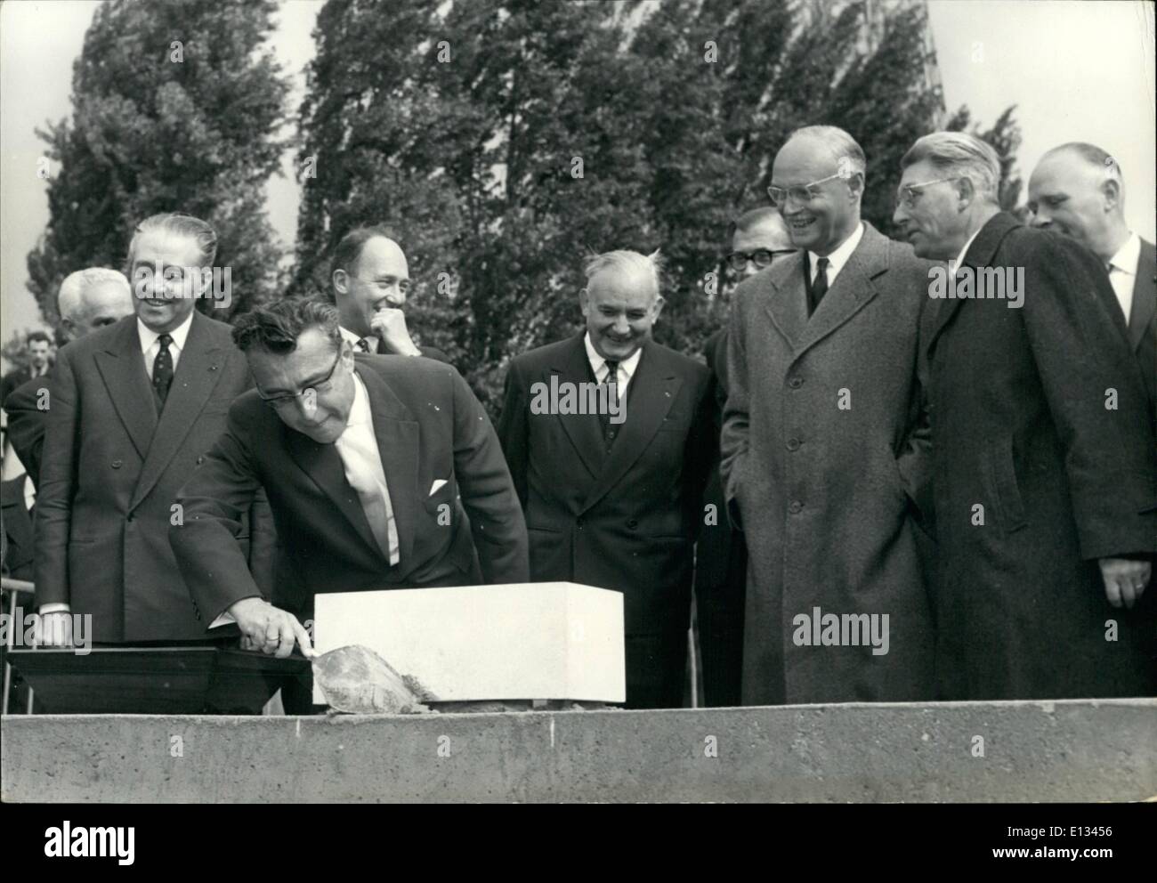 Febbraio 26, 2012 - Unione internazionale delle ferrovie per avere nuovo H.Q.. La posa in opera di fondazione della nuova Unione internazionale delle ferrovie sede ha avuto luogo questa mattina. L'edificio sarà situato in Rue Jean-Rey vicino alla Torre Eiffel e di fronte al Palais de Chaillot. Esso sarà in stile moderno e ben si armonizzano con il suo sito sulle sponde della Senna. M. Oeftering, Presidente dell'Unione internazionale delle ferrovie la posa della prima pietra. Sett. 20/60 Foto Stock