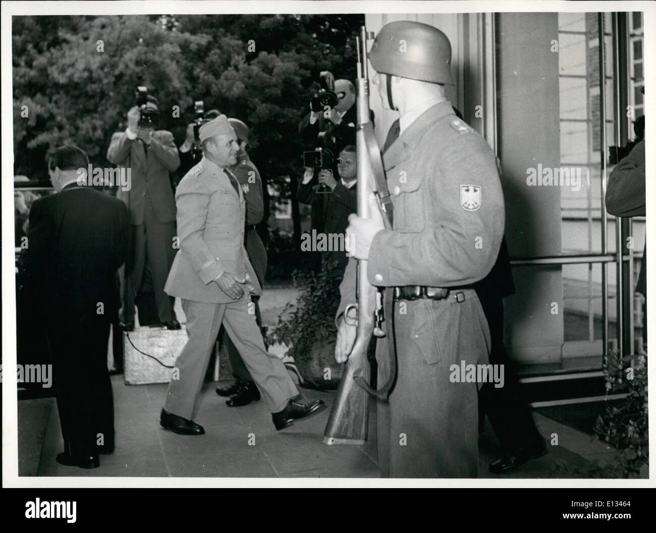 Febbraio 26, 2012 - nella foto è il generale Ridgway sul suo modo di visitare il Cancelliere. Gli americani discutere Presidente Kennedy è la morte, noi Foto Stock