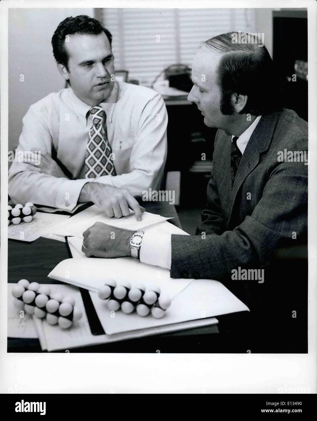 Febbraio 28, 2012 - Il Dottor Fred R. Gamble, Jr., di 145 Colchester Rd., New Providence, N.J. (Sinistra) uno scienziato in esso la ricerca e società di ingegneria in Linden, è mostrato con il prof. J. Robert Schrieffer dell'università di Pennsylvania. Il dott. Schrieffer imparato che egli era stato nominato un destinatario del Premio Nobel per la fisica di questa mattina (Ott 20) durante il suo incontro con il Dottor Gamble presso la stazione di servizio Esso Research Center di Linden. Foto Stock