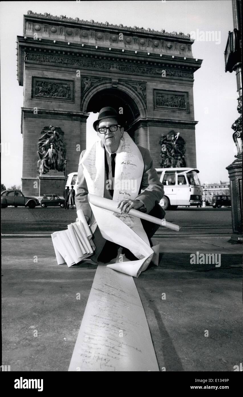 Febbraio 28, 2012 - Parigi - Pro Football Commissario Pete Rozelle sarà il destinatario di questa firma nastro - 100 metri lungo - (la lunghezza di un campo di calcio Campo da gioco) autografati da decine di migliaia di americani appassionati di calcio all'estero. L idea è stata ispirata da Tom Bell, Direttore Internazionale di pubbliche relazioni per TWA (nella foto qui), che ha creato il popolare NFL ''Game-Of-The-Week " Programma di film che è proiettato in più di 50 città in tutta Europa, Africa e Medio Oriente. Foto Stock