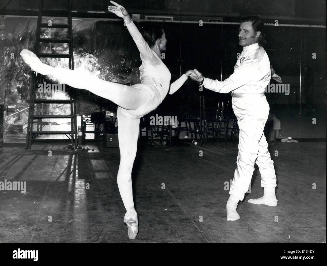 Febbraio 26, 2012 - Pit-stop per Graham Hill: Top racing driver, Graham Hill è di solito associato con velocità, grasso e piste di gara ha preso tempo off questa settimana per fare un pit stop alla prova le camere del London Festival Ballet e ha finito per esercitare con la società presso il bar. Non solo è stato eserciti le sue gambe, ma lui è stato tenuto uno sguardo dietro le quinte per ottenere alcuni ''Fondo'' per quando frequenta una performance di beneficenza che sarà frequentato anche da HRH Principessa Margaret. Egli sarà accompagnato alla serata di gala da sua figlia Brigette Foto Stock