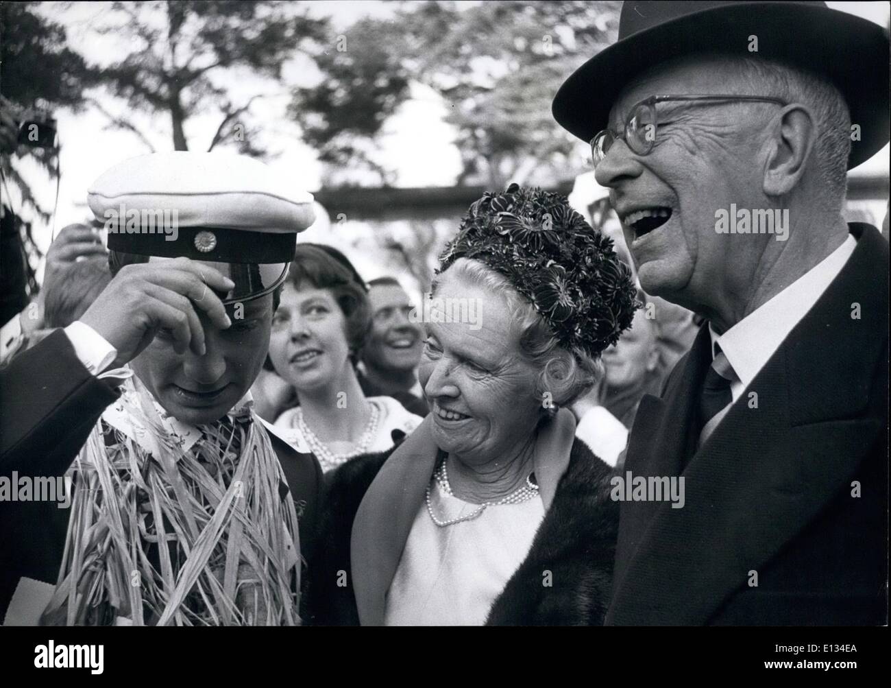 Febbraio 26, 2012 - D'ti piace il mio CAP? Ha chiesto il principe ereditario Carl Gustaf sua madre, la principessa Sibylla e nonno Gustavo VI Adolfo re di Svezia. Essi sembrava fare così Foto Stock