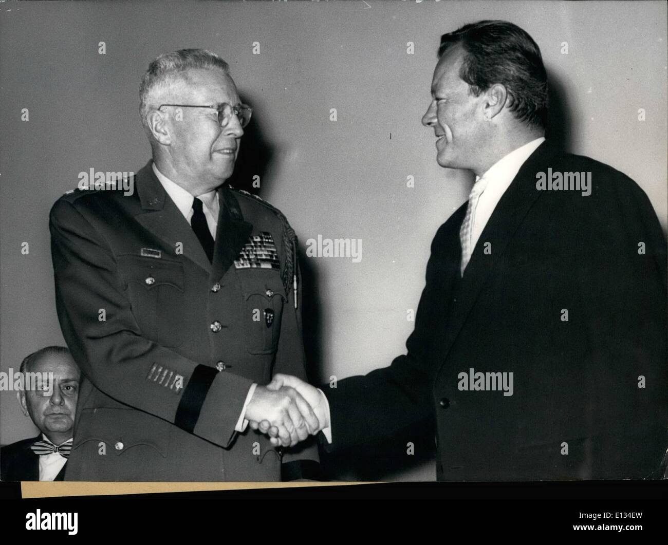 Febbraio 26, 2012 - Il comandante in capo dell'esercito americano in Europa, generale Bruce C. Clarke ha visitato Berlino: La foto mostra il generale Clarke insieme con il sindaco Willy Brant. Foto Stock