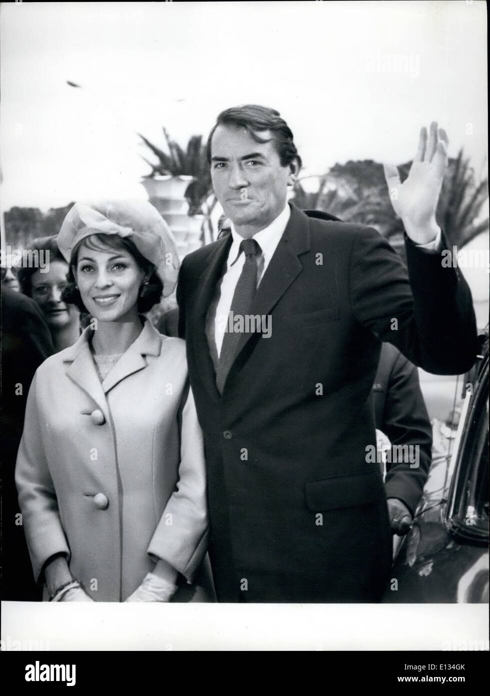 Febbraio 28, 2012 - Gregory Peck compare per la prima volta al festival di pellicola di Cannes: Gregory Peck, 48, arrivò per la prima volta nella sua vita a Cannes per il Film Festival. Egli potrà assistere alla presentazione della sua ultima immagine: ''per uccidere un Mockingbird'' per la quale ha già ricevuto il 1963 Oscar come miglior attore. Gregory Peck è arrivato con sua moglie Veronique. OPS/ Gregory Peck e sua moglie Veronique arrivano al Carlton Hotel. Foto Stock