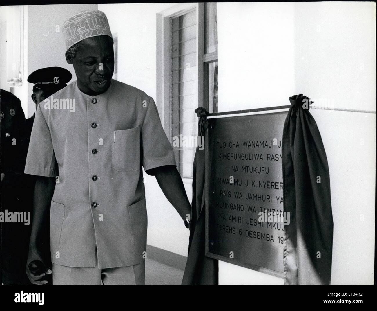 Febbraio 26, 2012 - Rosso Cinesi costruirono Base Navale di Daressalaam inaugurato : il Presidente Nyerere svela una lapide che ricorda il cerimoniale di apertura. Foto Stock